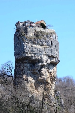 Nhà thờ xây dựng trên... cột đá - 5 K